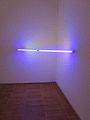 Ohne Titel, Eckkonstruktion aus fünf Fluoreszenz-Röhren (blaues Licht, Tageslicht, kühles weißes sowie warmes weißes Licht), Edition 5, Dan Flavin  