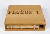 FLUXUS-1, 1963, George Maciunas, Buch (mit Schrauben als Bindung) in Holzkasten, © Museum am Ostwall  